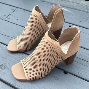 Vince Camuto Women's Katnina Brown 
Heeled Nude shoe sz 10